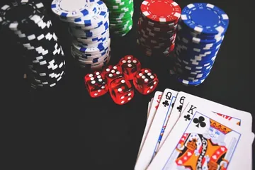 رقائق كازينو ونرد وأوراق لعب