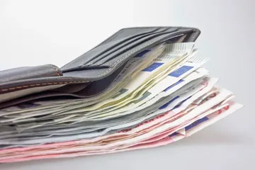 محفظة مليئة بالأوراق النقدية