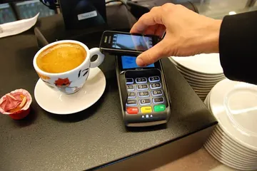 دفع لاتلامسي بالهاتف الذكي عند جهاز الدفع
