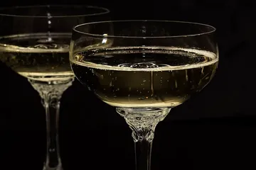 كؤوس شمبانيا على خلفية داكنة